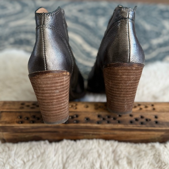Lucky Brand Eller Almond Toe Ankle Bootie size 6 Pewter grey. - Picture 7 of 12